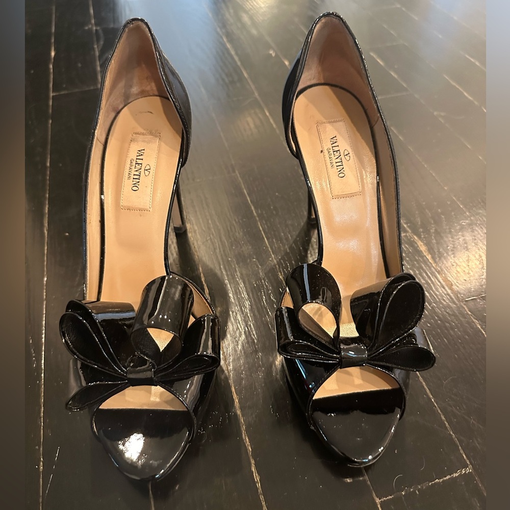 Black Valentino pumps